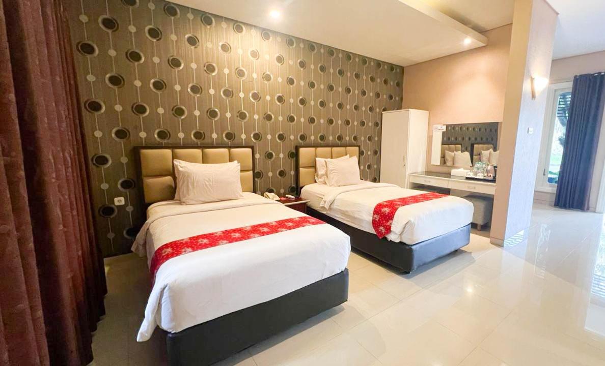 New Surya Hotel Banyuwangi  Exterior photo